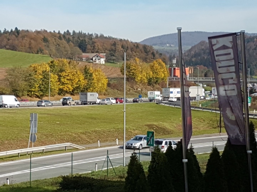 FOTO: Z dolenjke v napak smer, samo da se ognejo čakalni vrsti