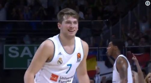 VIDEO: Luka Dončić prek celega igrišča v koš
