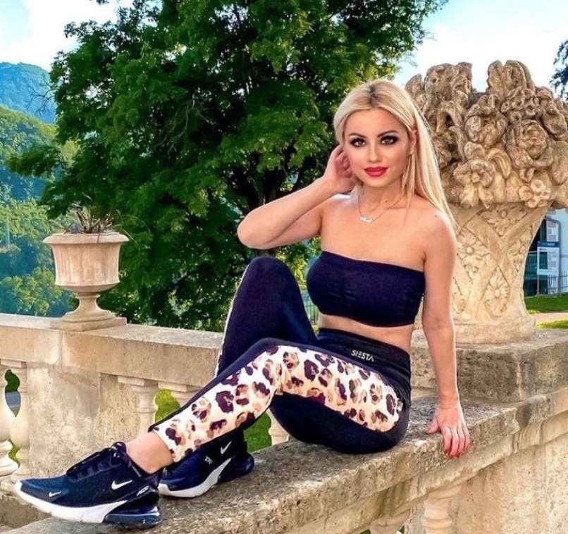 FOTO: Nina pokazala zapeljivo zadnjico, nič čudnega, da je Ambrož spet pri njej