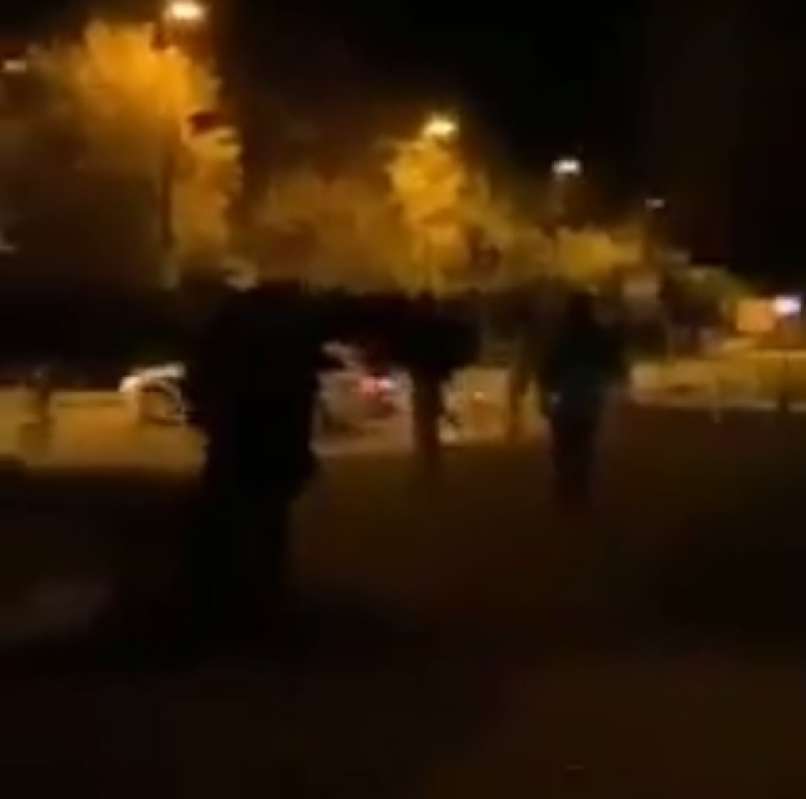 VIDEO: Tako izgleda policijska ura na Fužinah: policisti pobegnili pred množico?