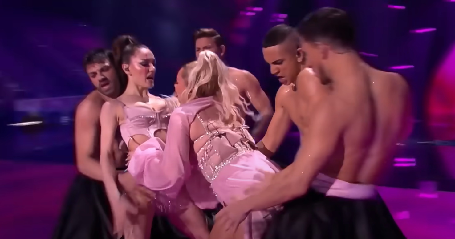 VIDEO: Albankin eksplicitni nastop na Eurosongu spremenili, poskrbela je za 'največji šok večera'