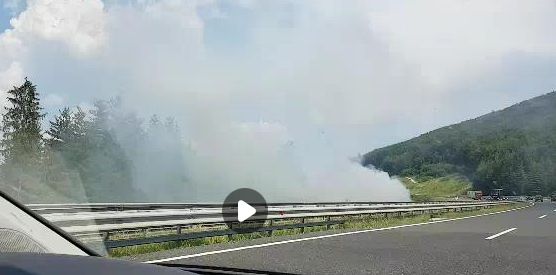 FOTO: Na dolenjki gorel kombi, voznik ustavljal promet