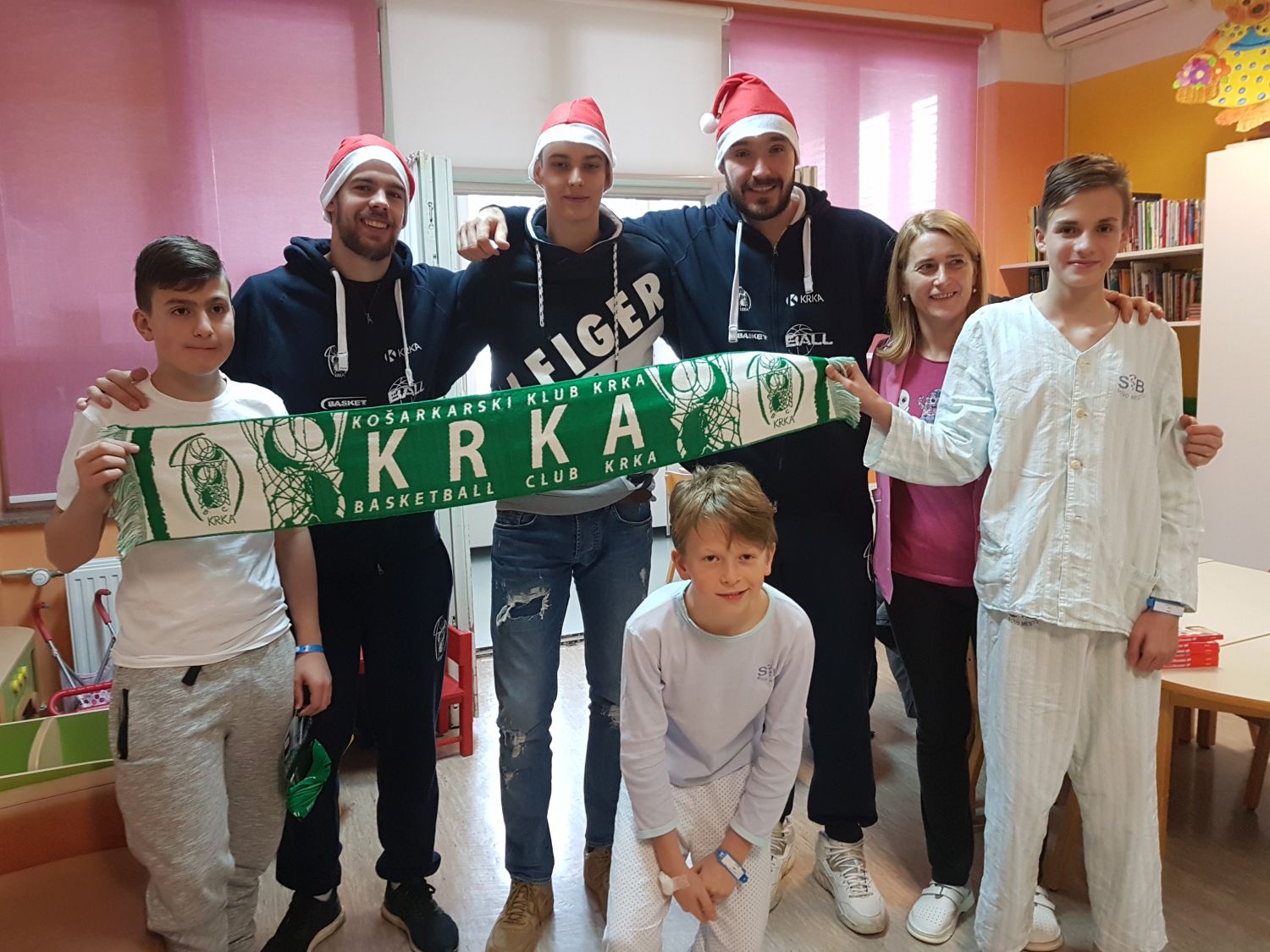 FOTO: Košarkarji Krke obdarili bolne otroke