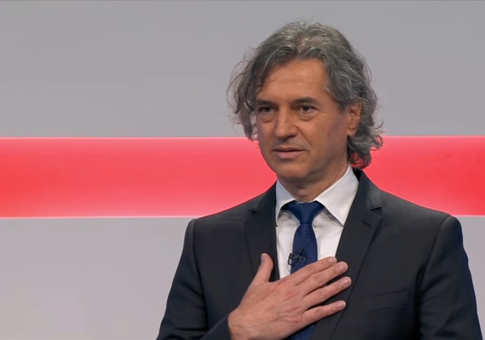 Brezdomec čakal Goloba pred trgovino, ne boste verjeli, kaj mu je rekel