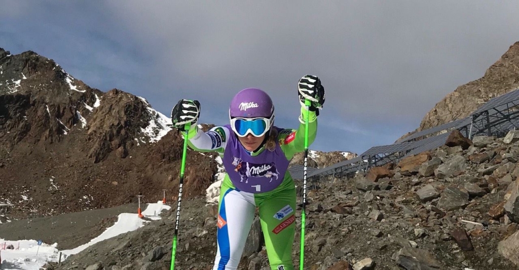 Ilki Štuhec se nasmiha medalja, do zlata jo loči le stotinka