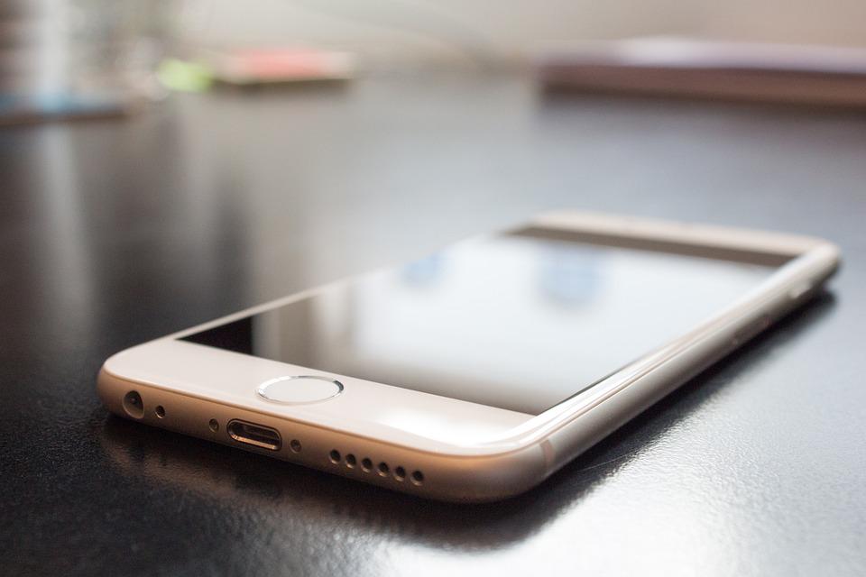 Sodišče odločilo, Apple mora kupcu plačati tisočaka, ker iPhonu ni priložen polnilnik