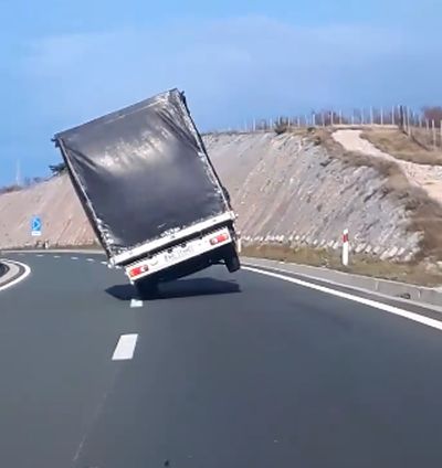VIDEO: Veter se je poigraval s poljskim kamionom