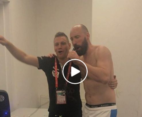 VIDEO: Slovenski rokometaši s pesmijo slavili zmago proti Črni gori