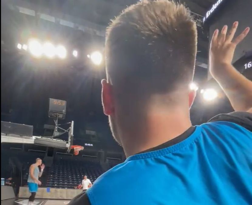 Dončić se 'igra' s košarko: Trojka s klopi, soigralci so ga le gledali
