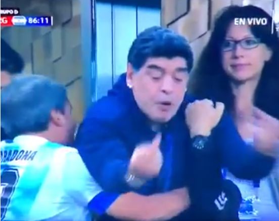 VIDEO: Maradona pokazal sredinec in izgubil zavest