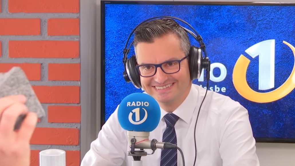 Šarec brez dlake na jeziku! »Vas moti, da Janša da prej roko Kurzu kot vam«