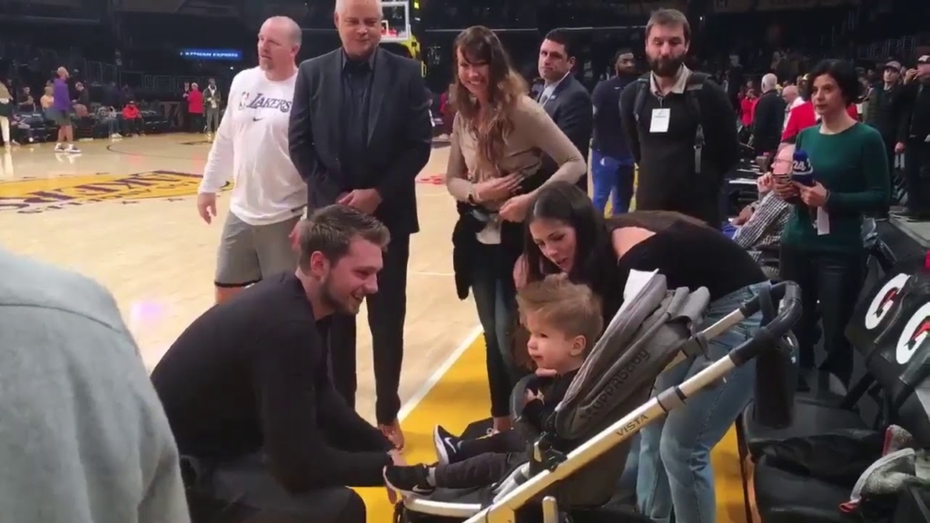 Dončič razveselil malega Krisa, nato na kolena spravil Lakerse#VIDEO