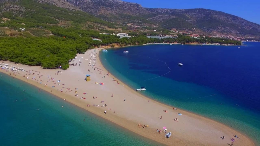 VIDEO: Boste dopustovali pri sosedih? Potem se boste ob posnetku držali za glavo, kot tudi Hrvati