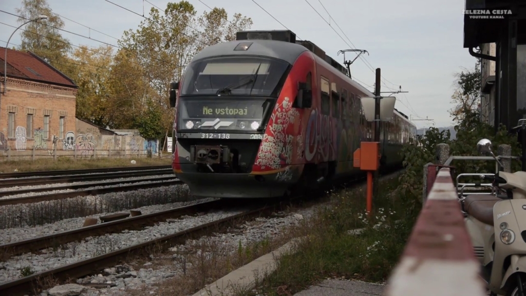 Se odpravljate na pot z vlakom? Takšne zamude že sodijo v kategorijo #pravicepotnikov