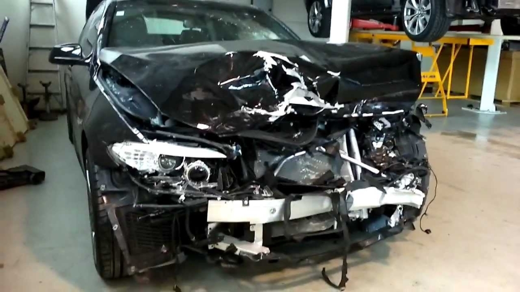 22-letnik norel z BMW-jem, pet so jih odpeljali