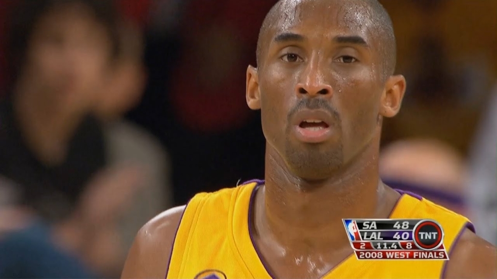 Umrl je Kobe Bryant