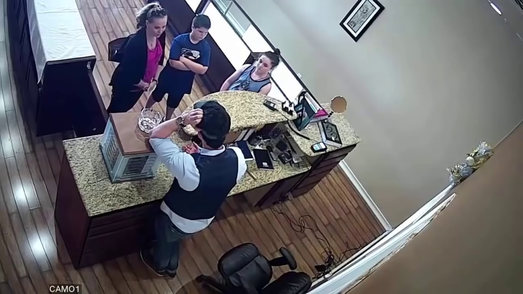 Mati hotela prodati prstan, kar je storil prodajalec, vas bo spravilo v jok (VIDEO)