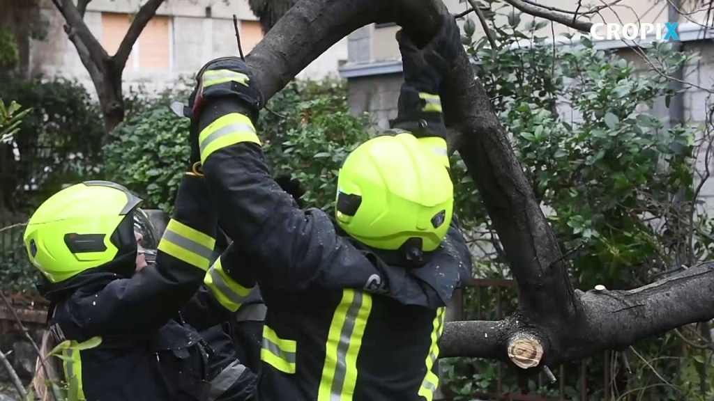 VIDEO: Benetke pod vodo, večmetrski valovi na Hrvaškem, v Sloveniji opozorilo: Ponoči in zjutraj bodo ...