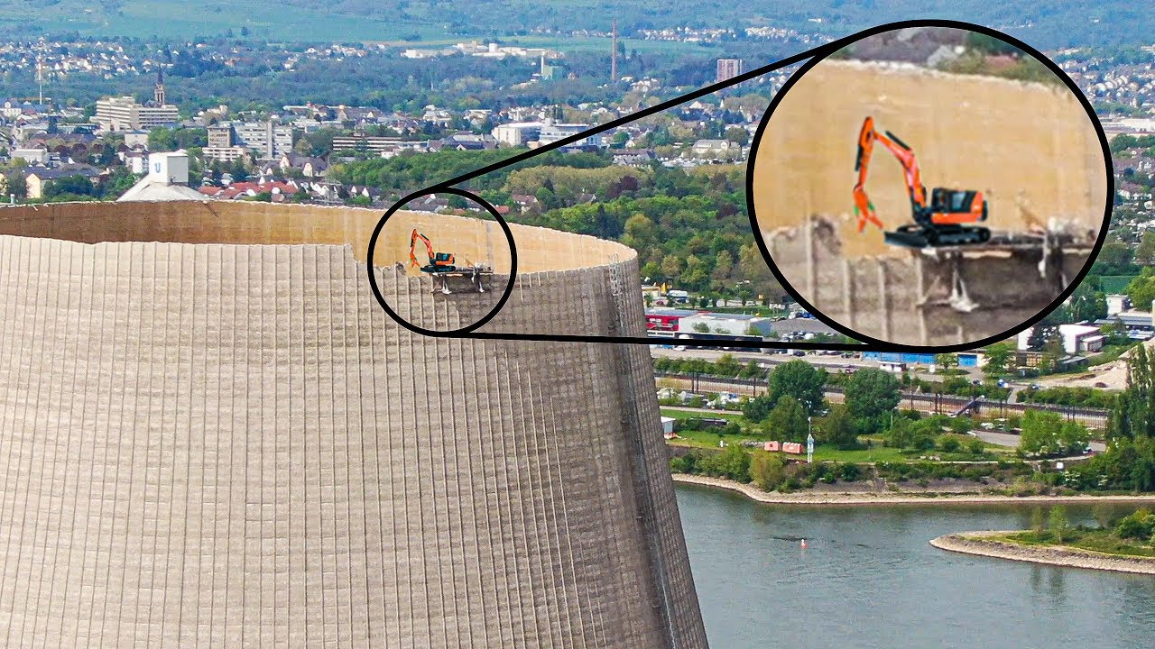 VIDEO: Šokantno dogajanje na 180 metrih višine, bager podiral dimnik