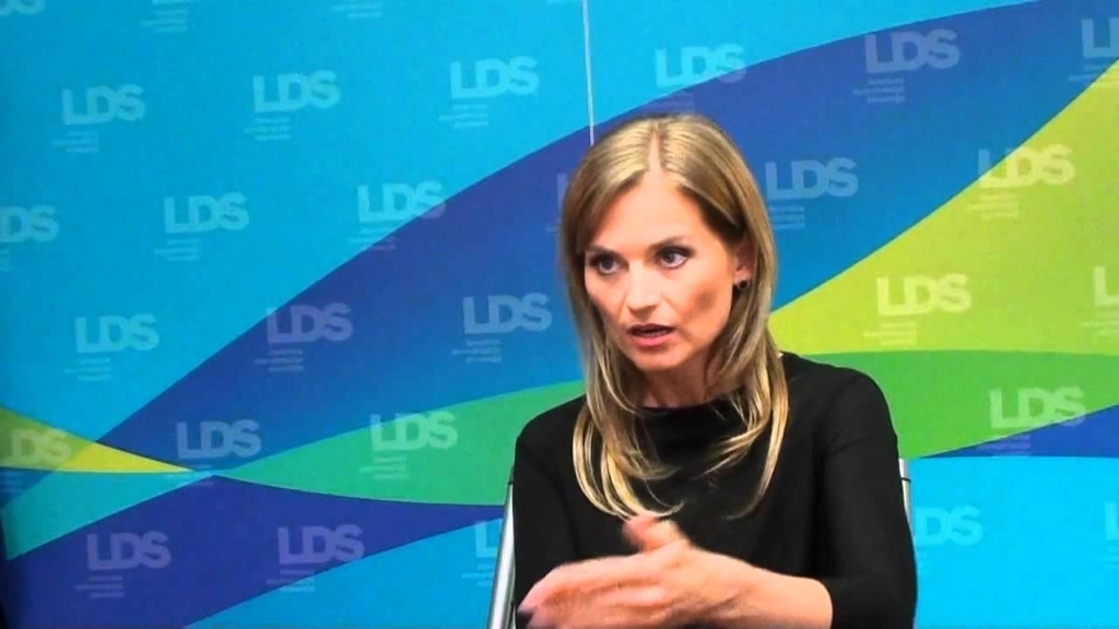 Vau, Katarina Kresal pokazala zelo globok dekolte, pustila vas bo brez besed