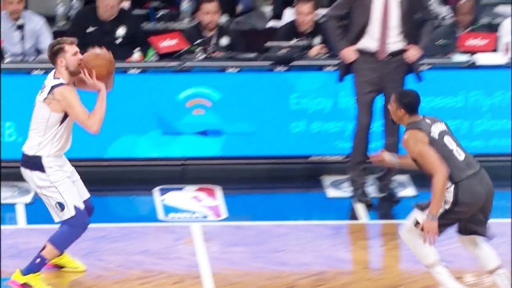 VIDEO: Luka Dončić spet prehitel sireno in zadel s polovice igrišča