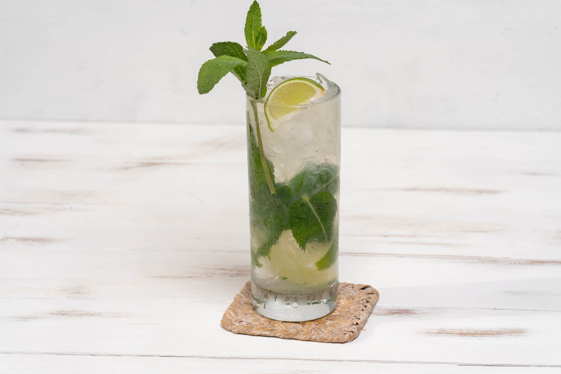 Mojito je tradicionalen kubanski koktejl, ki je izjemno priljubljen tako rekoč povsod po svetu.