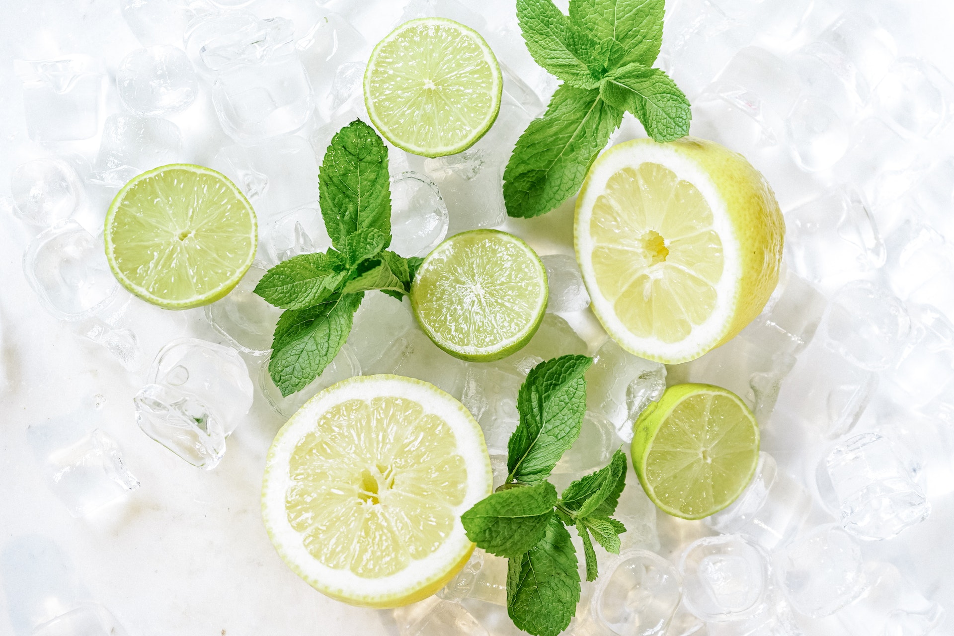 Mojito - kombinacija svežega limetina soka in svežih metinih listov je bogat vir antioksidantov in vitamina C.