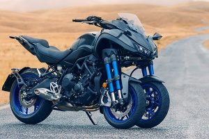 EihdO3BWAAUzAZs - NaDlani.si Tri-kolesni motocikel parkiran na cesti v puščavi