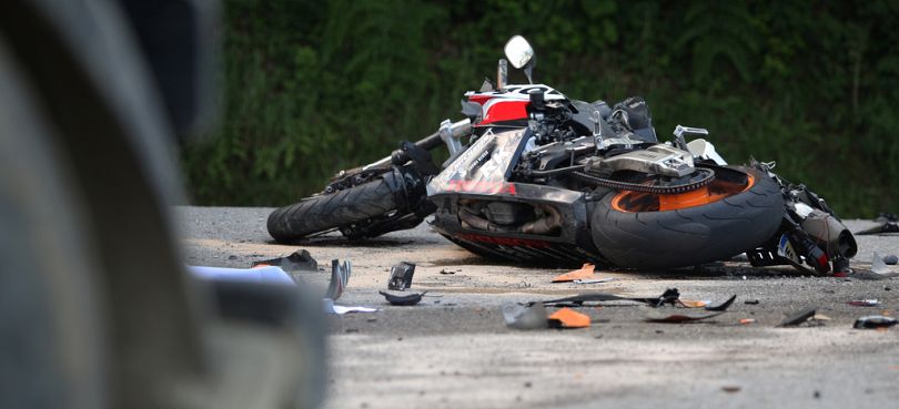 Motorji so se razleteli po cesti, domnevajo, da je umrl Slovenec, odpelejali tudi mladenko