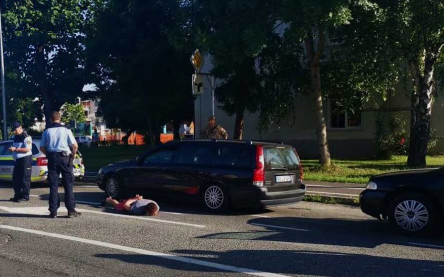 FOTO: V središču mesta aretacija, šlo je za voznika in ilegalne ...