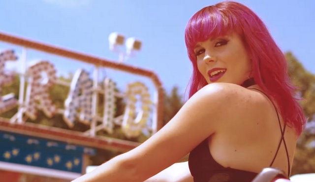 Nika Zorjan pozira za sliko