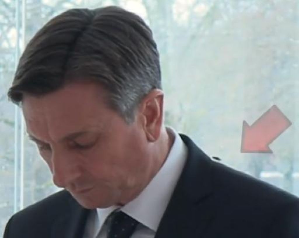 VIDEO: Smeh zagotovljen! Med govorom lezel po predsedniku Pahorju