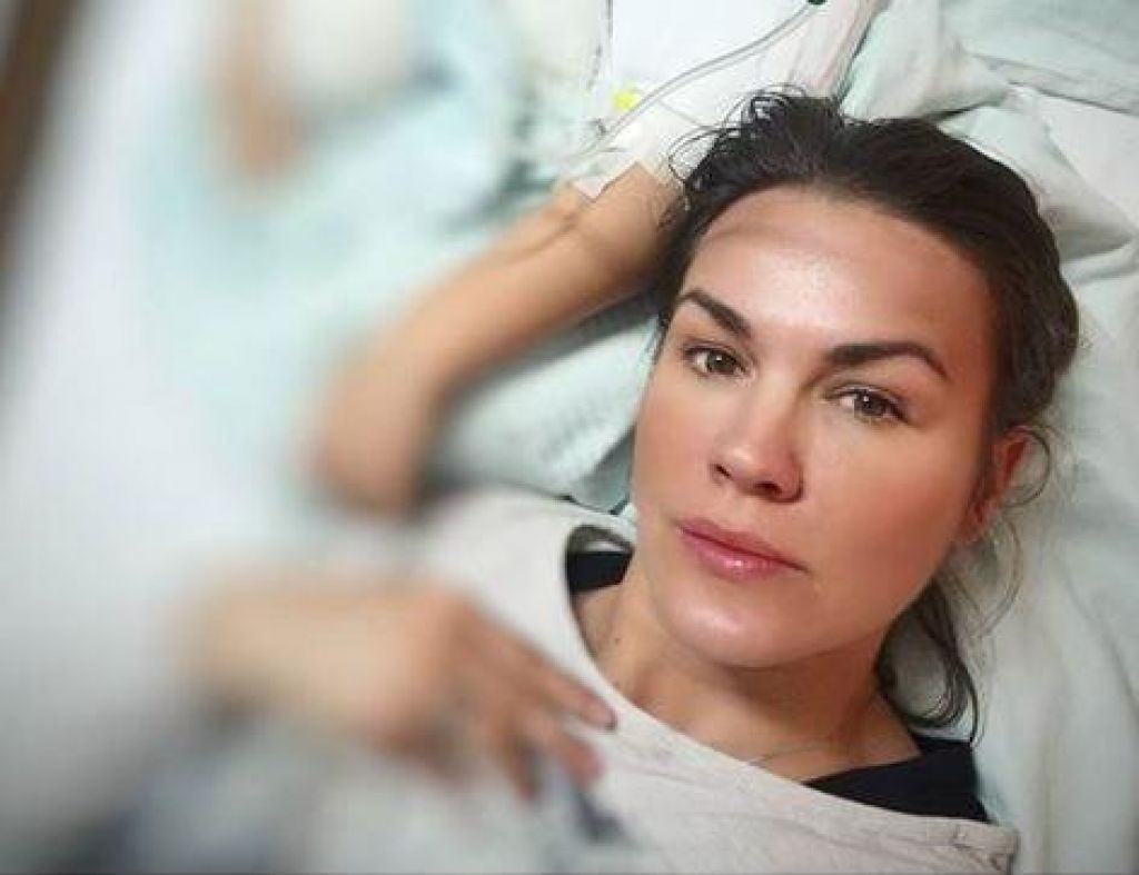 FOTO: Rebeka Dremelj s hčerkico pristala v bolnišnici