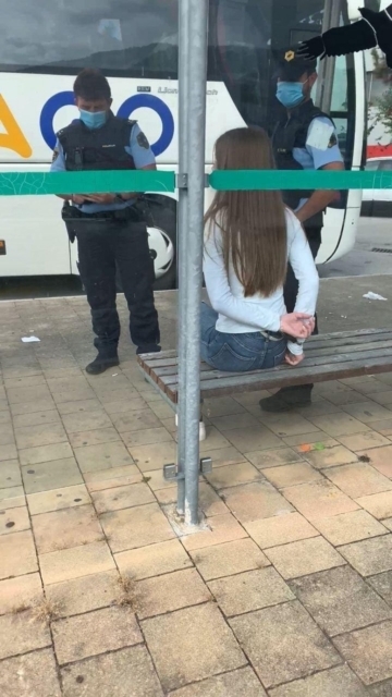 Najstnico vklenili v lisice zato, ker na avtobusu ni nosila maske