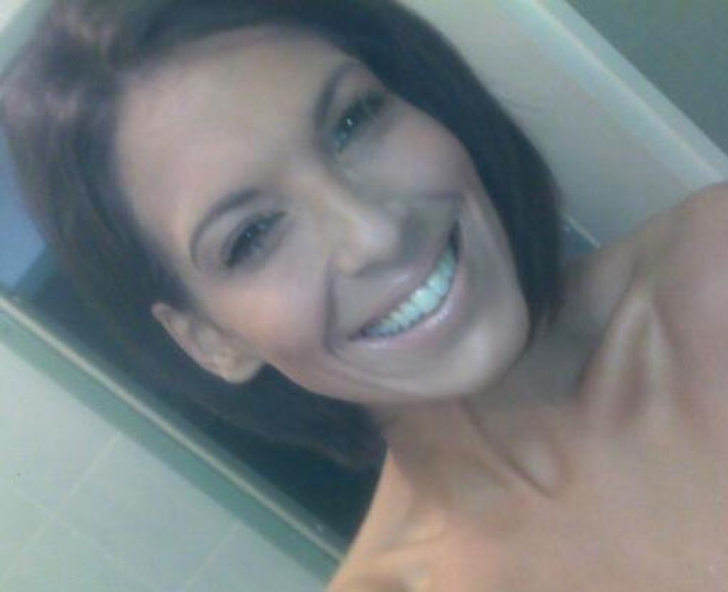 FOTO: Naša seksi poslanka ga je vzela kar v roke in se malo spoprijateljila