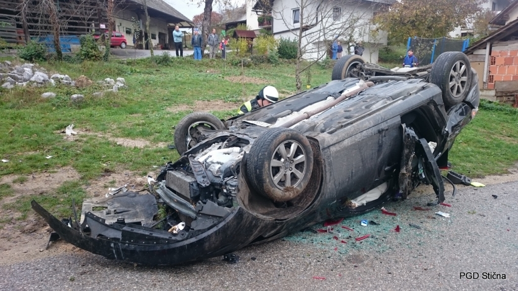 V hudi nesreči je avto obrnilo na streho - FOTO