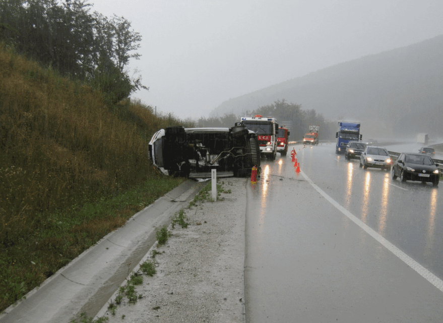 Na avtocesti obstal na boku, trije poškodovani - FOTO