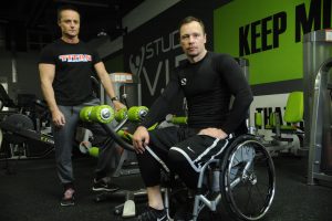 Usoden hlod na smučišču ga je naučil živeti - čeprav invalid, danes premetava po 110 kg v fitnesu