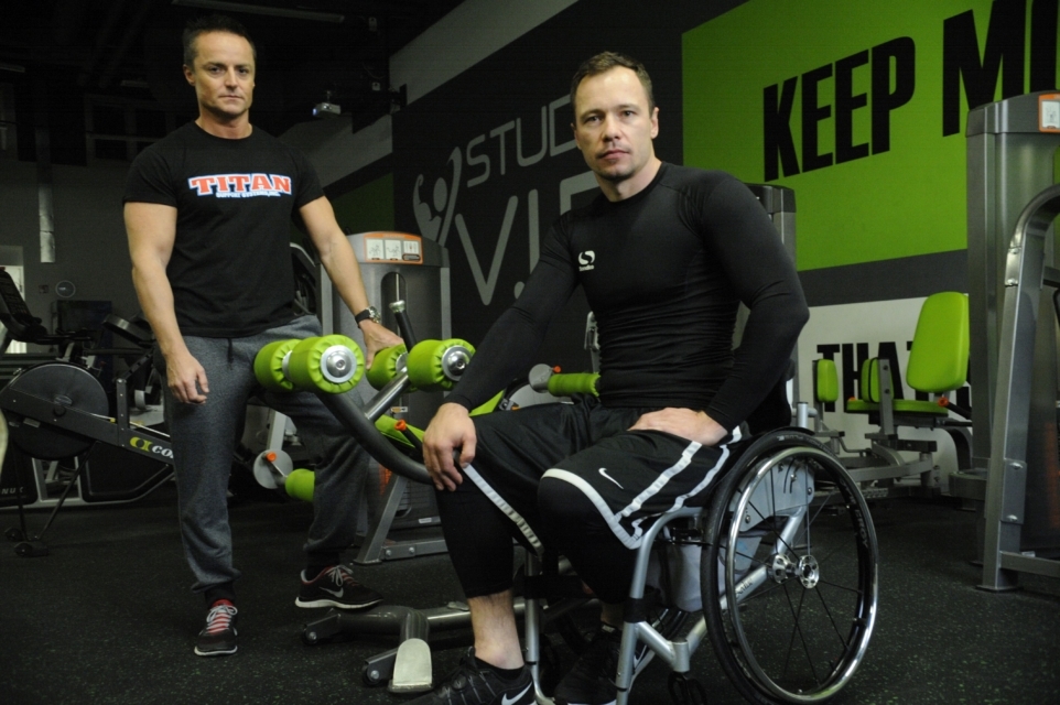 Usoden hlod na smučišču ga je naučil živeti - čeprav invalid, danes premetava po 110 kg v fitnesu