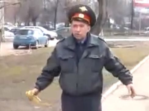 VIDEO: Ste že videli bolj vinjenega policista?