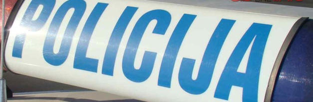 Motorist trčil v avto