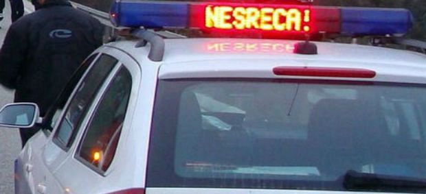 Vozil po lokalni cesti, umrl na kraju nesreče