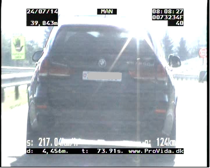 Voznik začetnik po avtocesti več kot 217 km/h