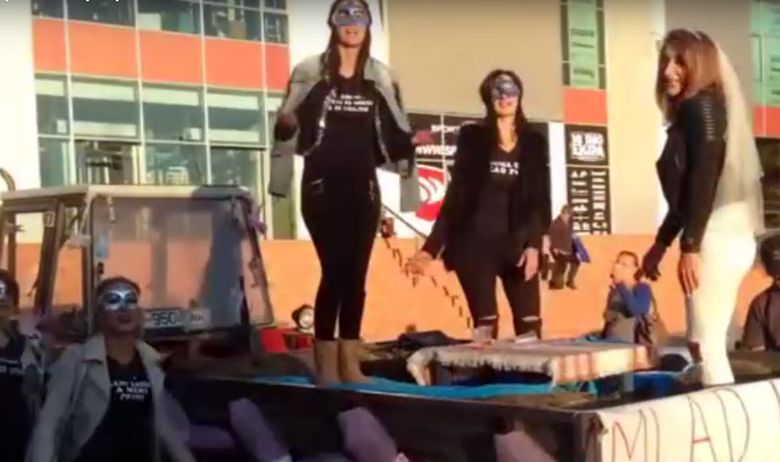 Po kmečko: na noro dekliščino s traktorjem - VIDEO