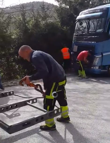 VIDEO: Madžar s kamionom na Brunk, reševali so ga sredi klanca