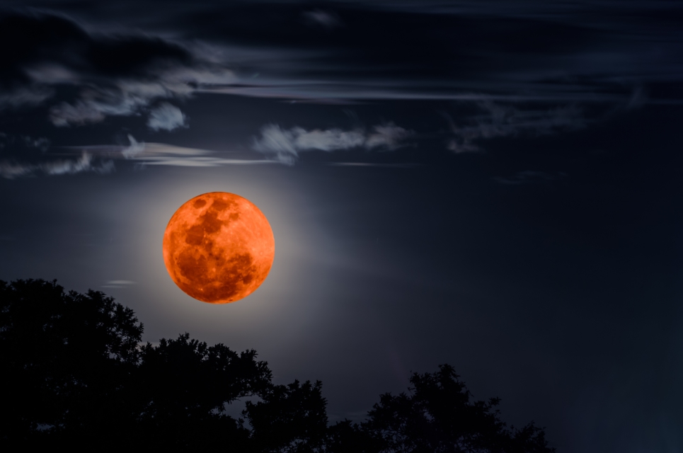 Danes bo krvava superluna, astrologi pravijo, da prinaša velike težave!