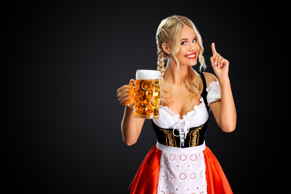Spretnosti mlade natakarice na Oktoberfestu se po družbenih omrežjih širijo kot požar: Ti si za oženit