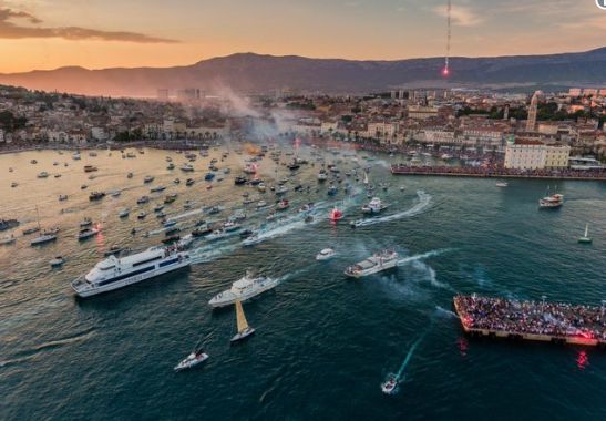 FOTO + VIDEO: Split in Dalmacija sta se veličastno poslovila od Oliverja, danes pogreb v Veli Luki