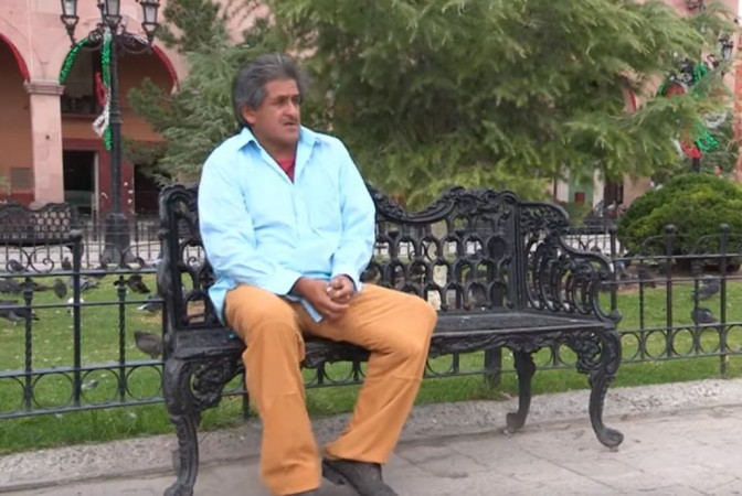 VIDEO: Upokojili so ga, ker ima skoraj pol metra dolg penis