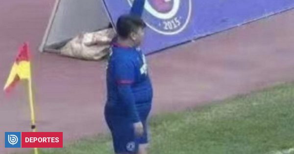 Lastnik nogometnega kluba v ekipo uvrstil sina, ki ima 126 kilogramov!